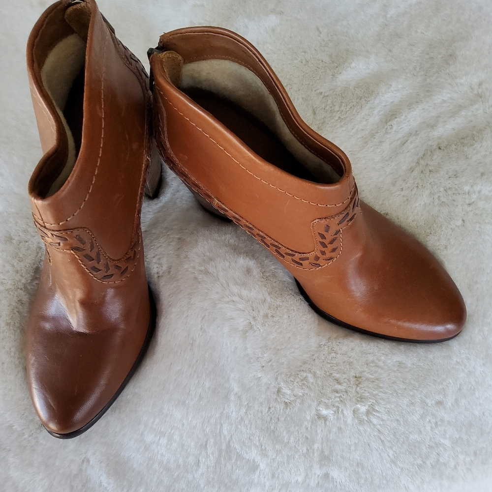 UGG Woman's Leather Charlotte Ankle Boots - Picture 14 of 16